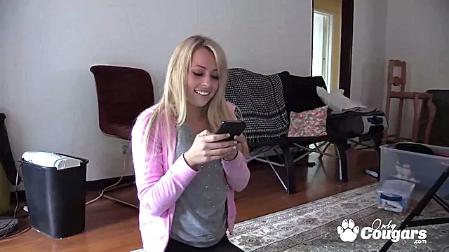 Zoey Monroe Has Her Pussy Filled Full Of Jizz