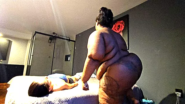 Schwarz Bbw, Ebenholz Interracial, Gesicht, Gesichtssitzen, Furz Riechen, Tabu, Zeigen, Ssbbw Fickt