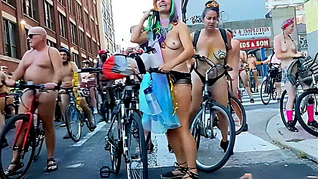 Publiczne Dupa, Ublic Naked