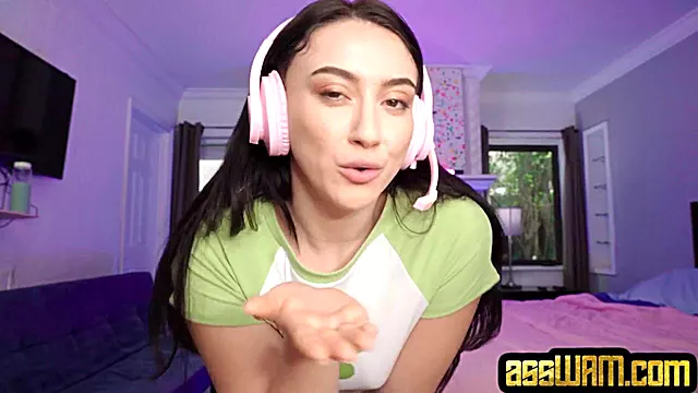 Bigass gaming amateur babe sucks BWC in CFNM action