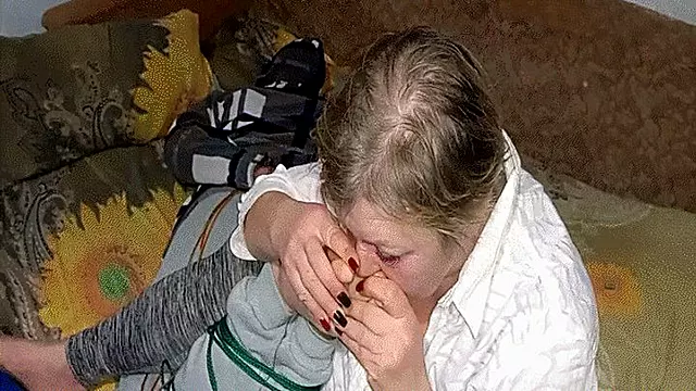 She tied up a boy for his feet MP4