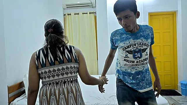 Young 18 Year Old Boy Fucking Mature Indian Pornstar in Hotel