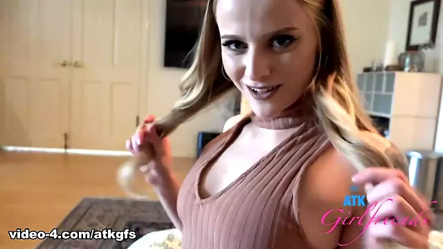 Tatuointi Blondi, Blondi Teini, Nuoripari, Tissi, Teini Ulkona, Pienet Tissit, Teini Pienet Rinnat