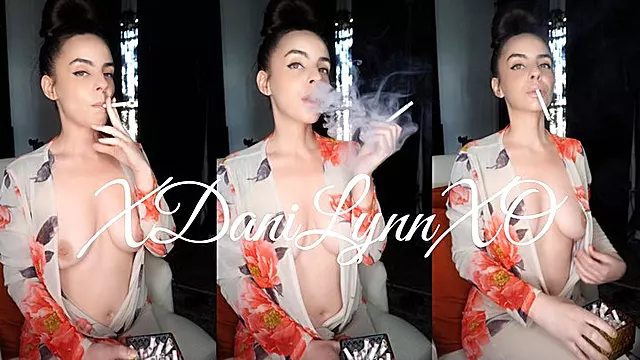 Morettina Feticcio, Brunette Belle, Tette Brunette, Fuma Sigaretta, Tette Classe, Feticcio Naso
