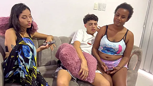 Comparto cama con la mejor amiga de mi novia y esta hace que yo me la folle duro