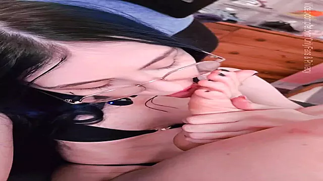 Aficionada Bikini, Pies Asiaticos, Tias En Bikini, Tetas, Flaca Gafas, Gafas Tetas Pequeñas