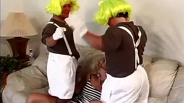 Rubias Tetonas, Trio Rubia, Gran Mamada, Mamada Con Dedo, Corrida Entre Las Tetas, Semen En Los Tacones