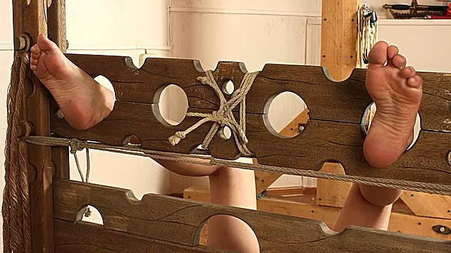 Schwarze Füsse, Schwarz Kotzen, Gefesselt Füsse, Damenbinde, Füße Kitzeln, Weiße Füsse, Geknebelt Und Gekitzelt