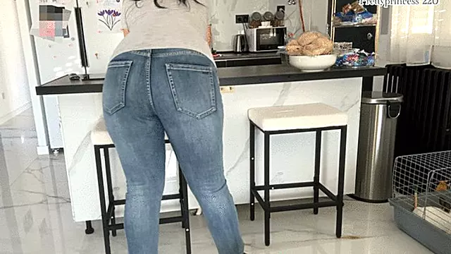 Cuequinhas Femininas, Molhar Jeans, Mijando No Jeans, Feitiche De Calcinha, Calcinha Molhada