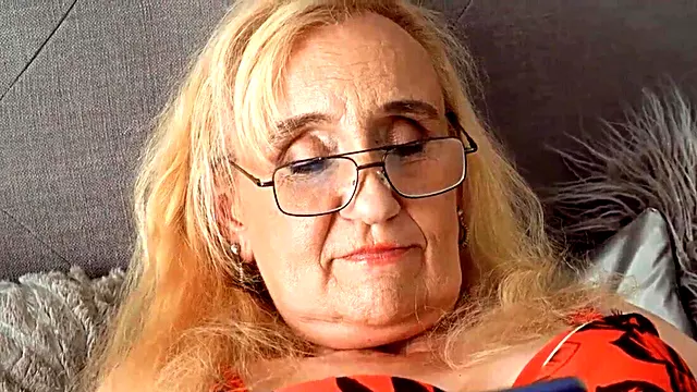 Blindfolded GILF getting banged in a rough fashion