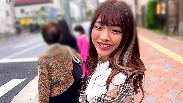 Seductive Store Clerk Cheats With Stranger's Raw Dick Amidst Busy Shift Hours