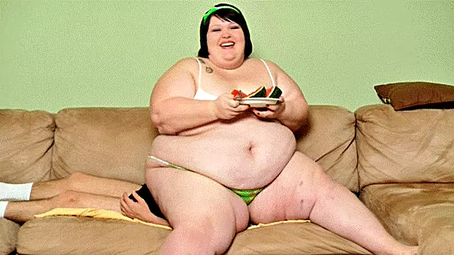 Belly Buttton, Siedzieć Na Twarzy, Bbw Siadanie Na Twarz, Chuda Szczupła, Gruba I Chyda, Grubaski