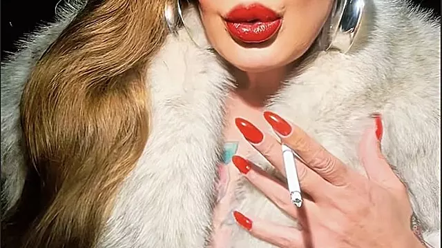 Milf Bionde, Milf Bionda Fuma, Bionda Fuma E Scopa, Matura Domina, Dominazione Feticcio, Lungo