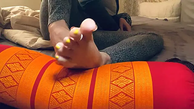 Hot milf foot show, wrinkled soles, long toes - foot fetish
