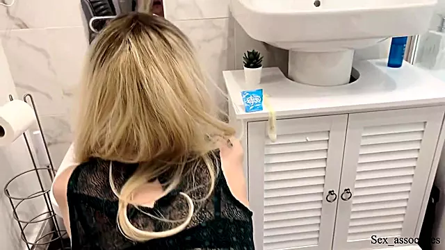 Blond Großer Schwanz, Blond, Blonde Hure, Gesichtspunkt, Rücken, Ehefrau, Big Schwanz Auf Dem Wc