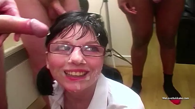 Abspritzen, Teen Gesicht Abspritzen, Erste Bukkake, Erster Cumshot, Teenporn Videos Zum Angucken