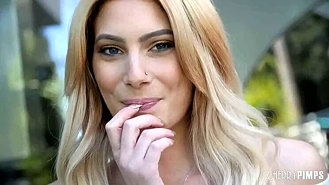 داگی با بلوند, انگشت کردن بلوند, بلوند پستون گنده, بکن بکن سبک سگی, انگشت کردن کوس, تراشیده بکن بکن