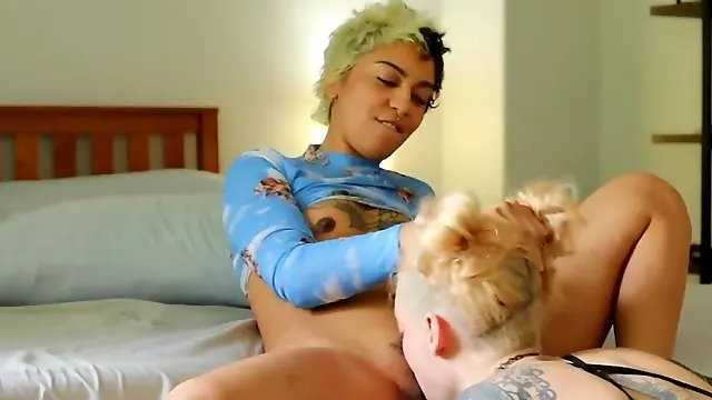Amator Kissing, Shaving Amateur, Black On Blond, Blondine Kusse, Fing I Fissen, Sort Piercing