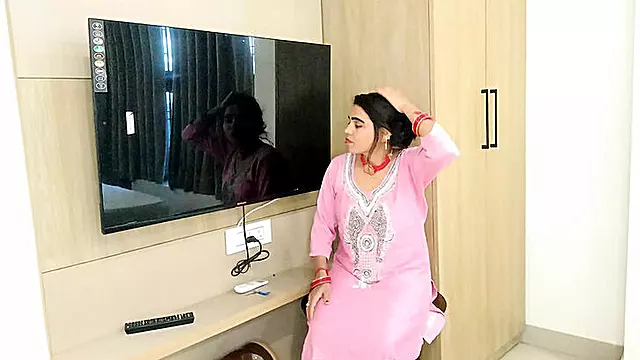 Hot Indian Housewife Gets Rough Doggy Style from TV Mechanic - Free Fuck