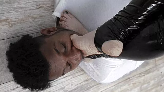 Derin Ayak Femdom, Gırtlak, Bogaz, Kadın Ayak Sikme, Ayak Fetişi Kadın Egemenliği, Ayak Fetiş Ibadet