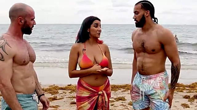 Roxie Sinner invites two dudes for the MFM threesome