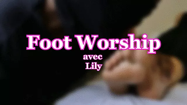 LILY - FOOT WORSHIP #1 : Me faire sucer les orteils, c'est ce que je pr f re