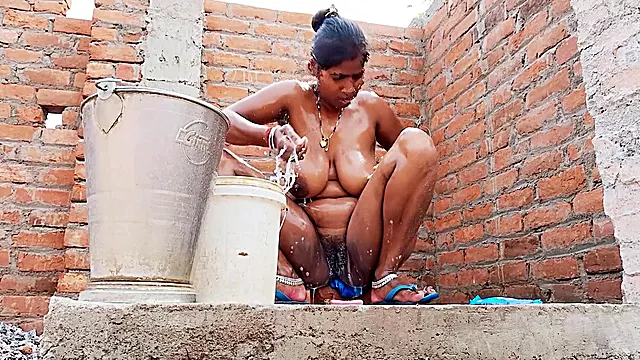 Indian Hot And Sexy Beautiful Aunty Bathing And Fingering Her Cremie Tight Pussy With Her Finger
