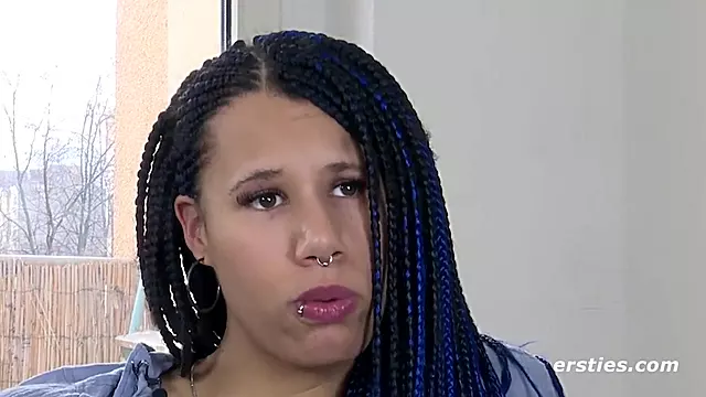 Solo Arsch Toy, Dike Frauen Solo, Grosser Naturbusen Draussen, Brunette Titten, Frauen Casting
