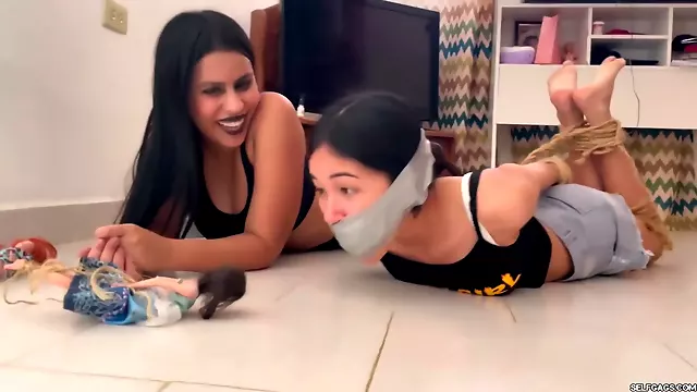 18 Anni Lesbiche, 18 Anni, Puttana Lesbica, Bondage Lesbiche, Brunetta Legato, Lesbica Moretta