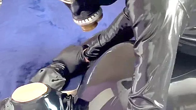 Gefesselt Latex, Gummi Bondage, Latex Catsuite, Füße, Milf Füße, Reife Frau, Maske, Handschuhe Maske