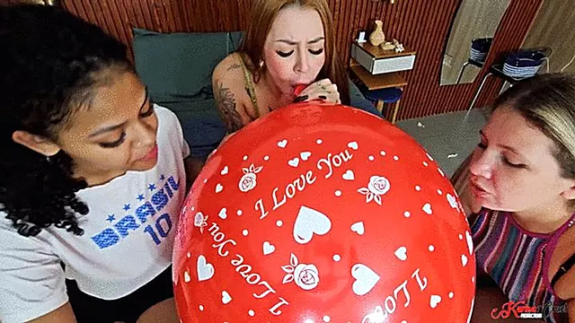 Achseln Lesben, Ball Plopp, Balloon Fetisch, Lesben, Lesben Küssen, Küssen Und Blasen, Lesbische Bestrafung