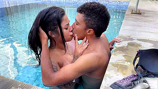 Penes Grandes, Mamada Big, Besando Tetas, Tetas En La Piscina, Pija Entre Las Tetas, Verga En La Boca