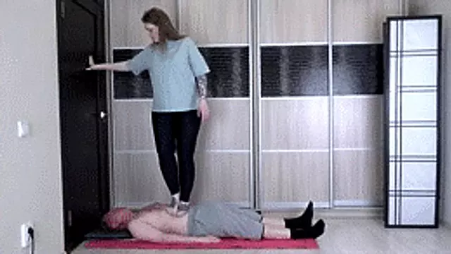 Renee - barefoot trampling Full HD