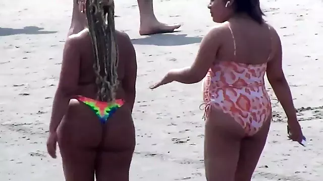 I like to spy on big-bottomed girls on the beach