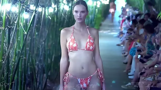 Babe Grote Tieten, Babe Borsten, Grote Borsten Bikini Uit, Brunette Grote Tieten, Bleek Grote Borsten