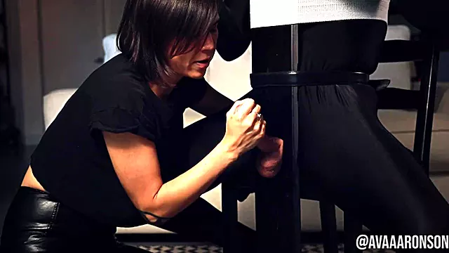 Amatør Bdsm, Bdsm Stol, Amatør, Onani, Utro, Bundet Brunette, Domina Hand Job, Femdom Mælk, Håndjob Malkning