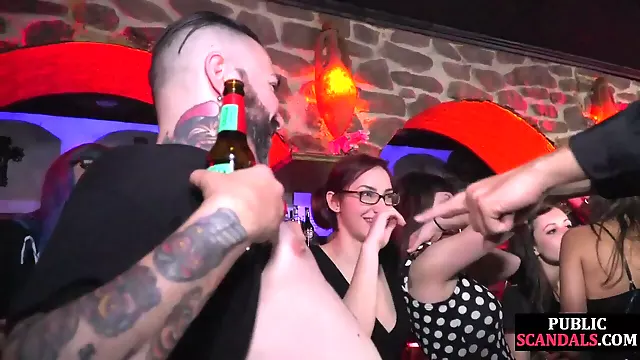 Modelky, Tvář V Prdeli, Sezeni Na Obliceji, Zepredu, Public, Puncochy, Pred Publikem, Latina Porno Hd