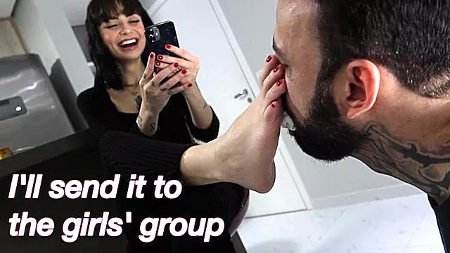 Alexa Humiliating the slave and sending the videos to the girls in the group FULL HD