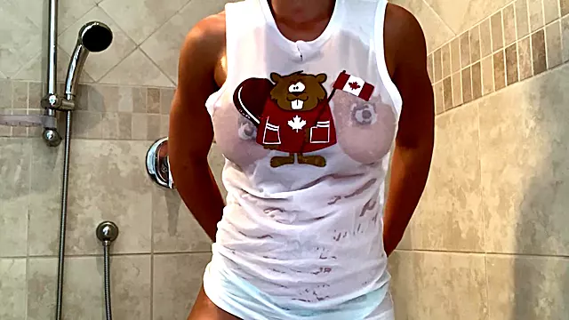 Große Brüste Amateur, Milf Mit Großen Titten, Dicke Titten Dusche, Grosser Naturbusen Draussen