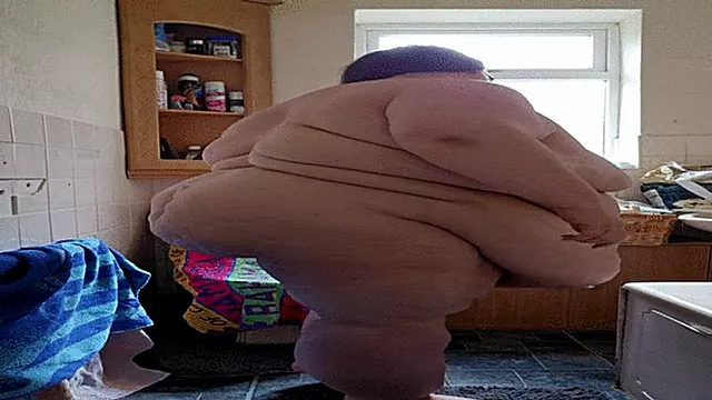 SSBBW HOW LOUD CAN I MAKE THIS HUGE BELLY OF MINE CLAP AGAINST MY THIGHS ?