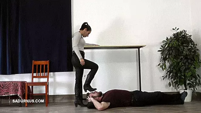 Sydney crushed a slave's face with a boot wmv