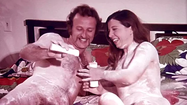 Chlupaté Na Pláži, Koureni A Vystrik, Chlupatý Výstřik, Felace Retro, Stříkání Na Chlupatou