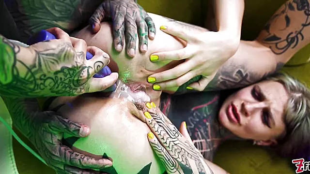 Lesbisk Anal, Hora Anal, Leksak I Anal, Spruta Inuti, Lesbisk, Små Bröst Lesbian, Tatuerad Lesbisk