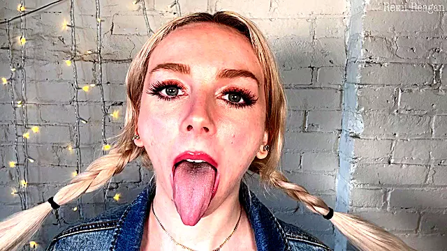 Krásky, Chlupata Blond Porno, Blond Malá Prsa, Modré Vlasy, Vystriky Mezi Kozy, Semeno V Obličeji