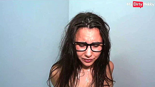 Harter Sex Amateur, Devot Amateur, Kotzen, Brünette, Brünette Fotze, Tief, Beharte Votzen, Rücken