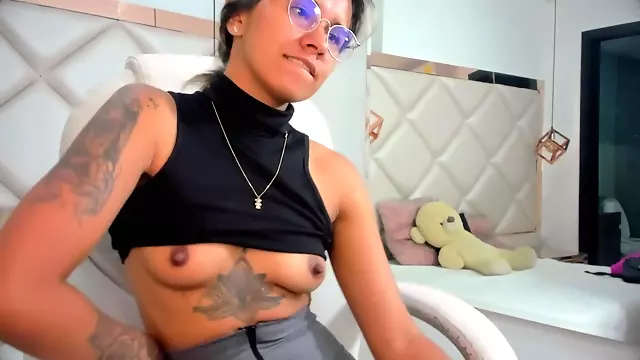 Colombian Webcamer With A Sexy Tattooed Body Looking To Have A Night Of Virtual Passion With You