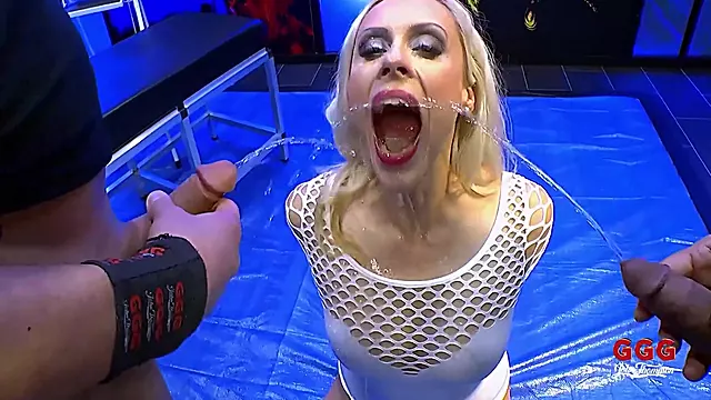 Badewanne Handjob, Facial Brünette, Brünett Handjob, Rucken Facial, Fetisch Gangbang, Fetisch Handjob