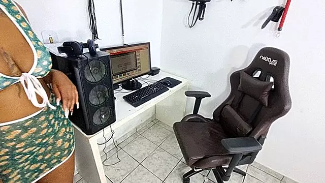 EBONY GAMER RELEASING LONG AND ROTTEN FARTS IN COSPLAY BY IZA CANDY CAM FULL HD