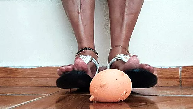 Foot Chrushing, Crushfetisch, Füße Sandalen, Fussfetisch, Füße, Füße Essen Zertreten, Alt Fussfetisch