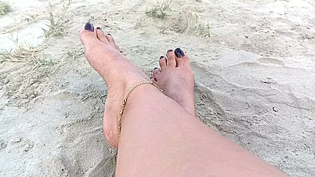 Gewölbte Füße, Fingern Am Strand, Strand, Dreckige Füsse, Dreckige Sohlen, Fussfetisch, Fingern Und Füße